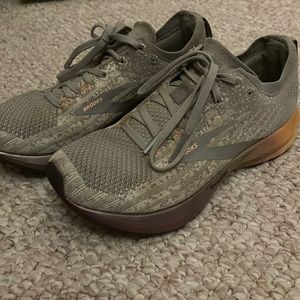 Brooks Womens Levitate size 7